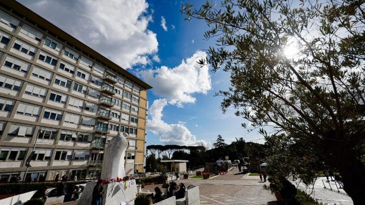 Mais uma noite tranquila para o Papa no Hospital Gemelli de Roma 1