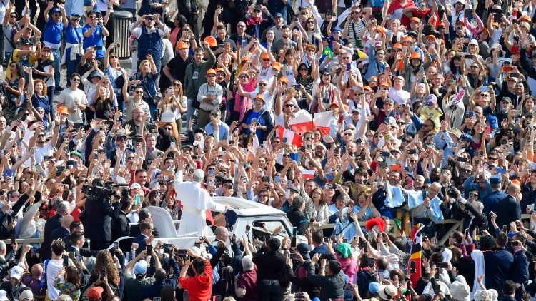 O povo veio para Leão XIV, cores e emoções da praça repleta de devoção 1