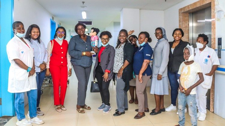 Mulheres da UCM solidarizam-se com crianças da Pediatria do Hospital Central da Beira 1
