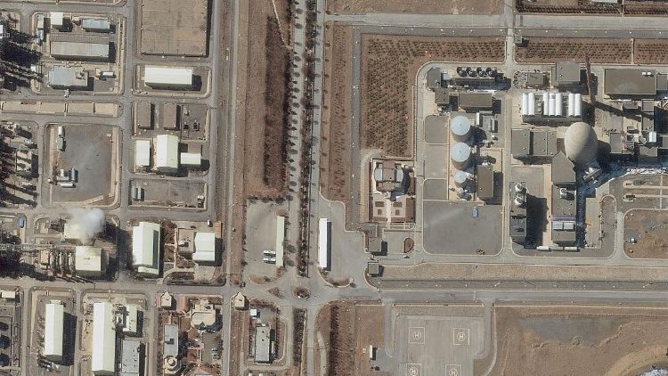Israel ataca o Irã, atingindo instalações nucleares e altos comandos militares. 1