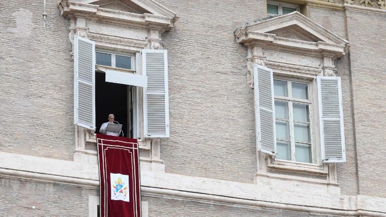 Papa no Angelus: "a partir do Altar e do Sacrário, ser portadores de comunhão e de paz" 1