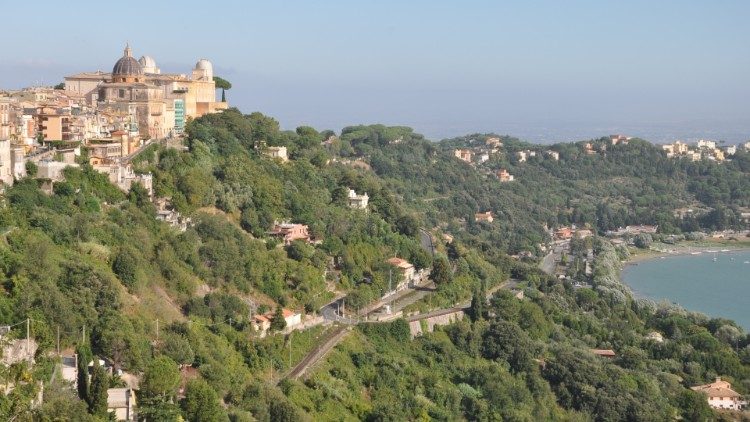 Papa visita Castel Gandolfo poucos dias antes de suas férias de verão 1