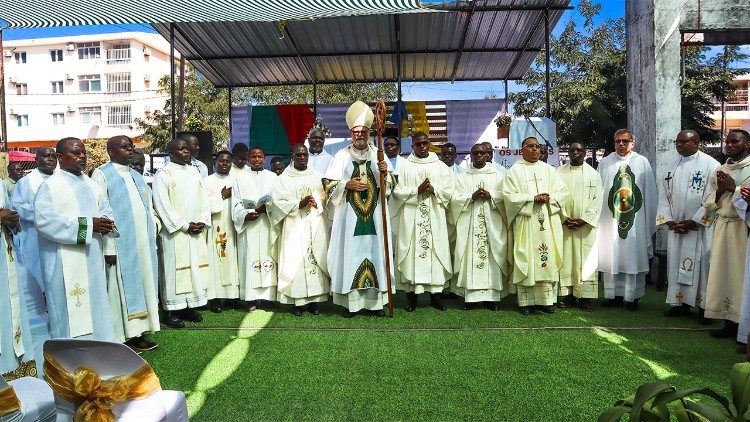 Moçambique. Três Jesuítas ordenados Padres na arquidiocese da Beira 3