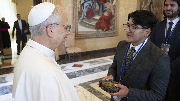 O encontro do jovem astrônomo do Peru com o Papa no Vaticano 1