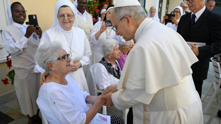 Papa visita lar para idosas em Castel Gandolfo: "Vocês são sinais de esperança" 1