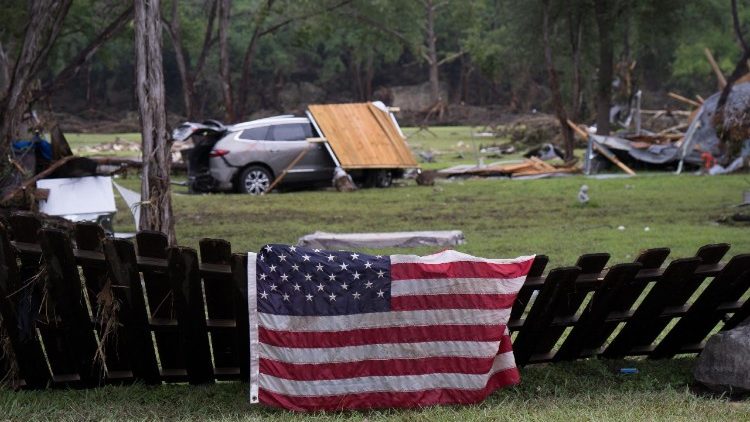 Arcebispo de San Antonio reza pelas vítimas das enchentes no Texas 3