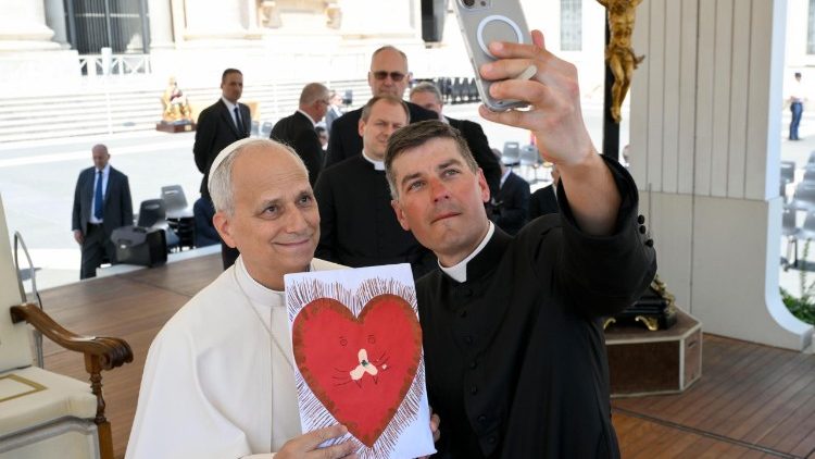 Sacerdote alemão pedala até Roma para entregar a Leão XIV cartas de crianças doentes 1