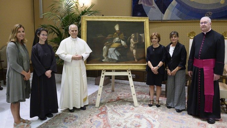 Uma delegação dos Museus Vaticanos apresenta uma pintura de Santo Agostinho ao Papa 1