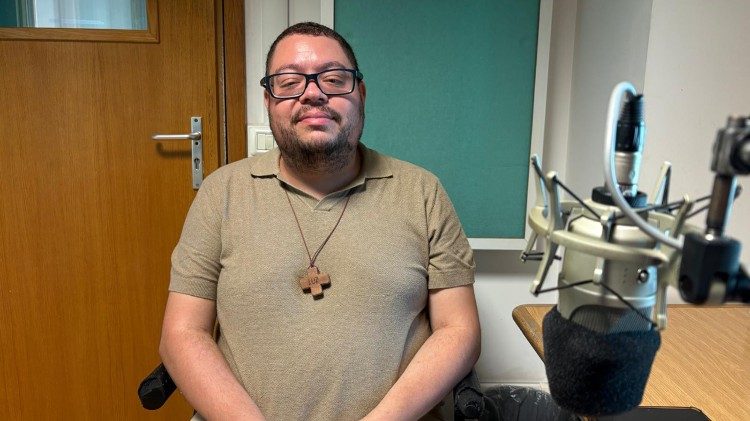Robson Landim da Aliança de Misericórdia visita a Rádio Vaticano 8