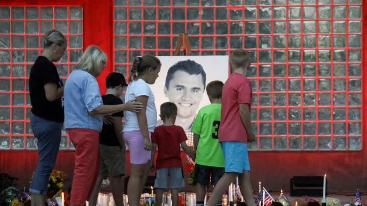 Leão XIV reza por Charlie Kirk e familiares 1