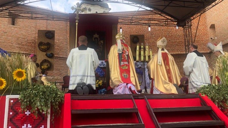 Gallagher em Berdychiv: oração pela paz a Nossa Senhora do Monte Carmelo 1